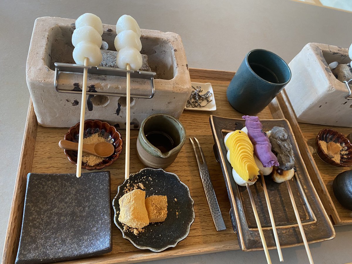 pe_okaka's tweet photo. 住吉大社からすぐ近く、数ヶ月前に住吉公園にオープンしたお団子カフェ「兎茶や」へ。自分で団子焼いて食べれる。モチモチで美味しい。季節の串はらい団子の中から、和栗、紫芋、黒胡麻和三盆をチョイス！( '༥'  )ﾓｯﾁｬﾓｯﾁｬ

 #兎茶や https://t.co/2gBz4Ly2yB