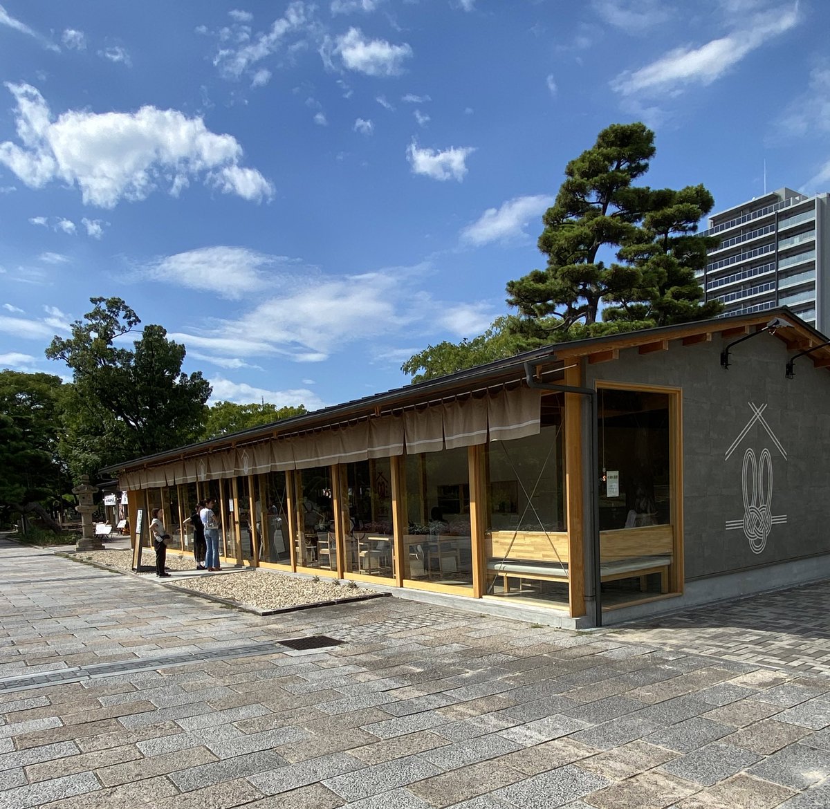 pe_okaka's tweet photo. 住吉大社からすぐ近く、数ヶ月前に住吉公園にオープンしたお団子カフェ「兎茶や」へ。自分で団子焼いて食べれる。モチモチで美味しい。季節の串はらい団子の中から、和栗、紫芋、黒胡麻和三盆をチョイス！( '༥'  )ﾓｯﾁｬﾓｯﾁｬ

 #兎茶や https://t.co/2gBz4Ly2yB