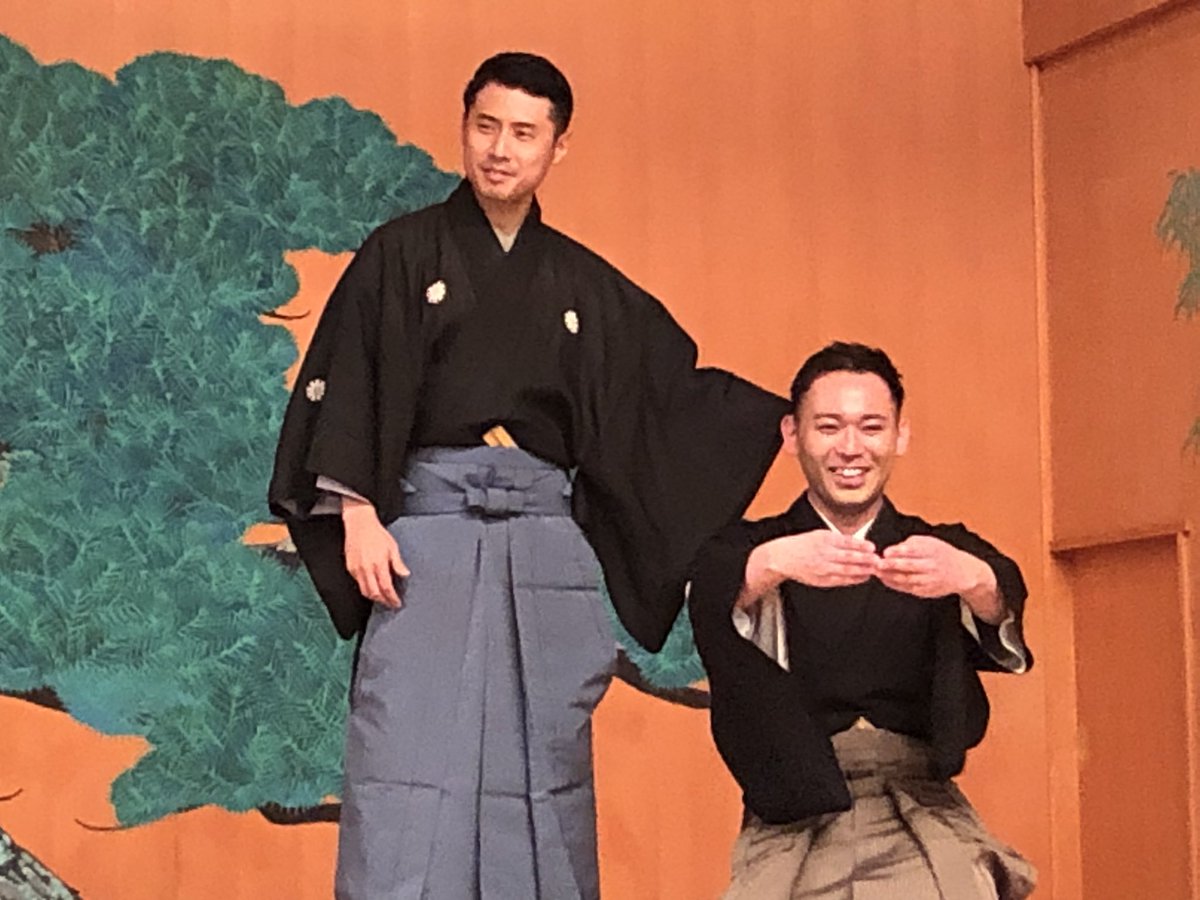 t_rubichi's tweet photo. 撮影OKタイム開始の、その瞬間。

宝生の特徴と言われる「引き謡」のこと、「AMBIENT CULTURE」として能が能らしさを保ち続けるための「CHILL OUT」のススメ、同じ年生まれ同士ならではの、軽快かつ濃厚なトークタイムだった。

#杉信の会
#杉信太朗
#宝生和英
#宝生流
#満仲 
#最後には笛吹きまくり https://t.co/tCekp0QFns