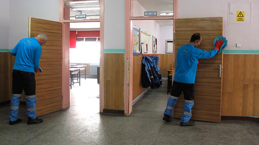egitimajansi's tweet photo. Okullarda temizlik alarmı!

Okullar açıldı ancak temizlik personeli sorunu çözülemedi.  

Haftada üç gün uygulanan İşgücü Uyum Programı (İUP) kapsamında çalışanlara günlük 566,73 TL verildiği için okullar, personel bulmakta zorlanıyor.

Eğitim Bir Sen: MEB, programın yetersizliğini ve yol açtığı olumsuz sonuçları gözeterek soruna ivedilikle müdahale etmeli.

Eğitim İş: Okullarımızda temizlik ve güvenlik personeli eksiklikleri, hem eğitimin niteliğini hem de çocuklarımızın sağlığını ciddi şekilde tehdit etmektedir.

Eğitim Sen: Okullarımızda hijyen koşullarının iyileştirilmesi için acilen adımlar atılmalıdır.

Türk Eğitim-Sen:  Haftada üç gün ve aylık 8.000 TL ücretle çalıştıracak personel bulamazsınız! 

Anadolu Eğitim Sendikası: Kadrolu temizlik ve güvenlik görevlisi alımları şarttır!