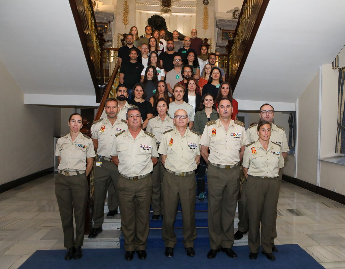 EjercitoTierra's tweet photo. #BuenasTardes, Hoy presidido por el general Carlos J. Frías Sánchez en la Escuela de Guerra y Liderazgo del E.T., se han inaugurado las XX Jornadas de Corresponsales de Guerra para profesionales de los medios de comunicación, en la que van a tomar parte 27 personas, relacionadas con dicho campo.
➡ Tienen como objetivo compartir la experiencia del #EjércitodeTierra en operaciones en el exterior y proporcionar a los participantes conocimientos que les permitan desarrollar su trabajo cuando se desplacen a una zona en conflicto. #SomostuEjército 🇪🇦 
Más información 👇
https://t.co/twlHnQzbkk