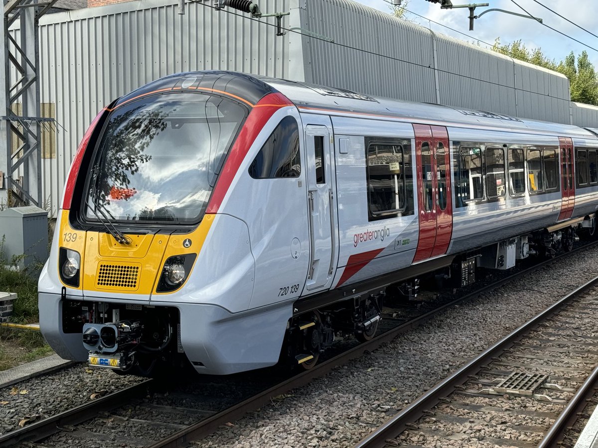 Percypotter49's tweet image. 5Q27 0845 Wembley Inter City Depot to Rugby Udt Signal Rn4184 720139/502 @ Stafford #class720