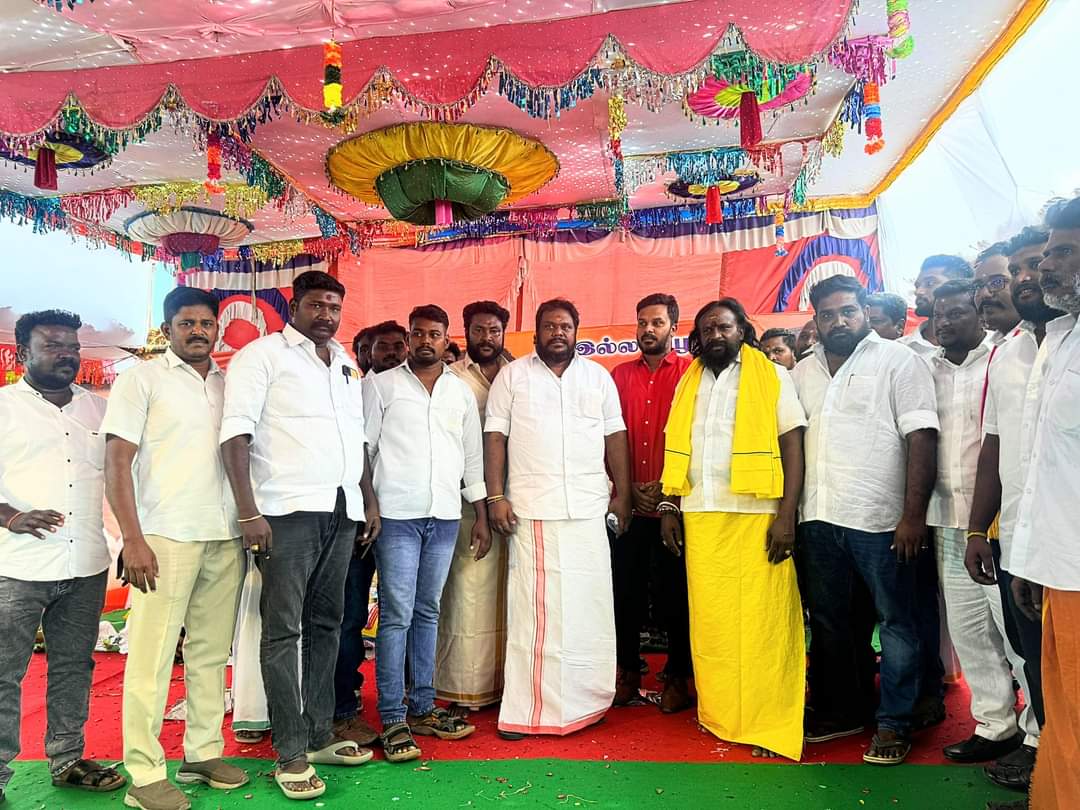 KKSelvakumaroff's tweet photo. தென் இந்திய பார்வர்ட் பிளாக் கட்சியின் தலைவர் அருமை சகோதரர் திரு.@kcthirumaran  அவர்களுடைய அழைப்பினை ஏற்று மதுரை மாவட்டம் உசிலம்பட்டியில் நடைபெற்ற அக்கட்சியின் மாநில துணைத் தலைவர் இல்ல காதணி விழாவ��ல் மாண்புமிகு மத்திய இணை அமைச்சர் திரு @Murugan_MoS மற்றும் தமிழ்நாடு கொங்கு இளைஞர் பேரவைத் தலைவர் திரு @Thaniyarasu_U, 24மனை தெலுங்கு செட்டியார்கள் பேரவைத் தலைவர் திரு.ஜெகநாத்மிஸ்ரா உள்ளிட்டோருடன் கலந்து கொண்டு விழாச் செல்வியை வாழ்த்தினேன்.