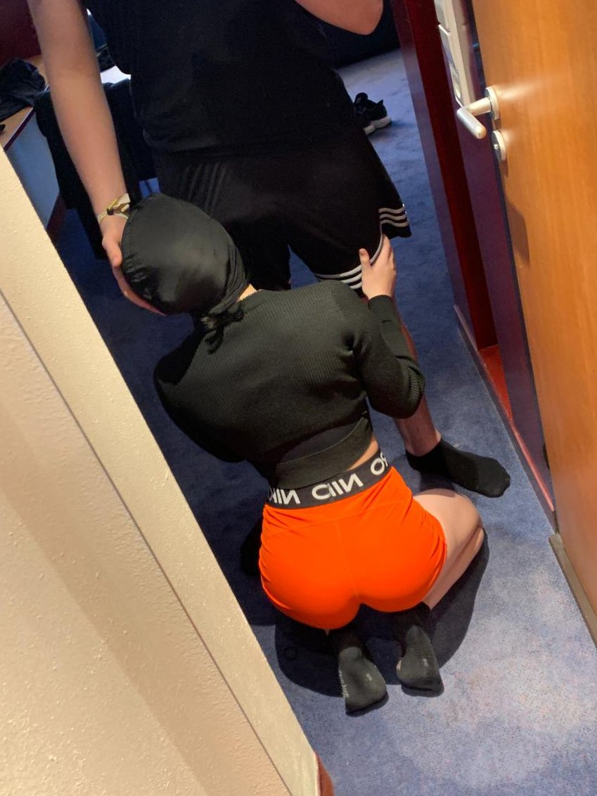Könnt euch überhaupt nicht vorstellen wie ich den Hals gefickt habe, wie ein Arschloch gefickt und vollgepumpt. 😈😌
Zu 5 wäre geiler gewesen 🤤😈😈

#dom #sub #leggings #bulge
