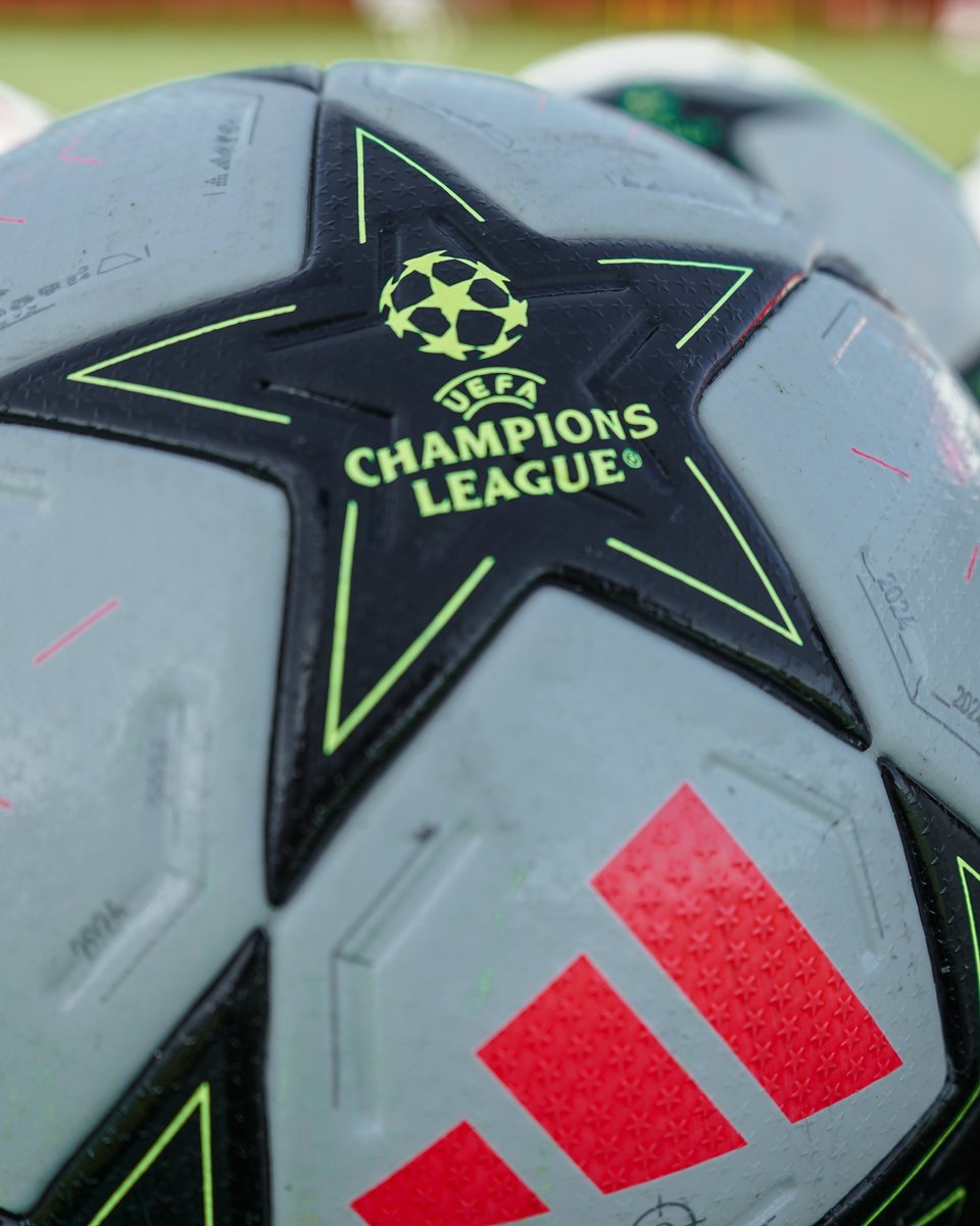SB29's tweet photo. 👀 Un ballon 𝒖𝒏 𝒑𝒆𝒖 𝒔𝒑𝒆́𝒄𝒊𝒂𝒍 ce matin pour l'entraînement 🇪🇺 https://t.co/U1S20GLBP7