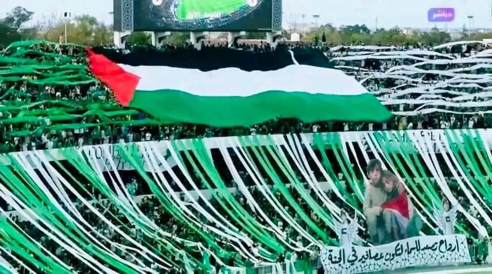 جماهير نادي #الأهلي_طرابلس الليبي ترفع علم #فلسطين وتتغنى بأهازيج #المقاومة !
#طرابلس #ليبيا