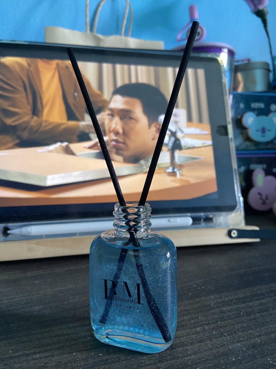 Kim_jinjung's tweet photo. ได้สิ่งนี้มาจากงาน #StillLifeWithRM🛋️✨ ก็ว่าคุ้นๆ เหมือนคุ้นเคย ที่ไหนได้ผลผลิตจากร้าน @Minbcandle ของคุณเทียนหอม @MinBs7 นี่เอง ชื่นใจใช่เลย สุดเท่ สุดคูล ลองแล้วรู้สึกเหมือนคุณ RM อยู่รอบๆห้อง ฮ่าๆ 💙🩵
#Minbshop #Minbreview
(แม่เดินเข้าห้องมา ถามว่าใครฉีดน้ำหอม😆) https://t.co/nOa9wX1zAM