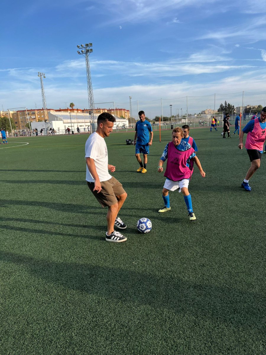 XerezDFC's tweet photo. 💙📸 Los jugadores de la primera plantilla @7Jacobo y @DavidLR3 en el entreno del #XerezInclusivo

🤝 Gracias al patrocinio de @GuadaleteMotor, @indesogroup, @GrupoOneAir y Aquajerez

#TúVasMarcandoMiCamino https://t.co/0iSGU3U54C