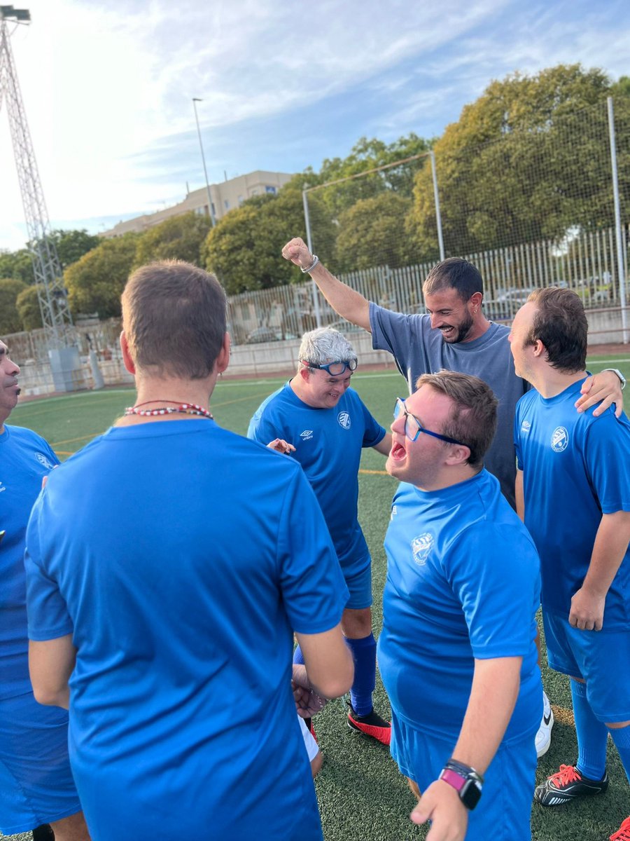 💙📸 Los jugadores de la primera plantilla <a href="/7Jacobo/">Jacobo</a> y <a href="/DavidLR3/">David León</a> en el entreno del #XerezInclusivo

🤝 Gracias al patrocinio de <a href="/GuadaleteMotor/">Guadalete Motor</a>, <a href="/indesogroup/">INDESO GROUP</a>, <a href="/GrupoOneAir/">One Air</a> y Aquajerez

#TúVasMarcandoMiCamino