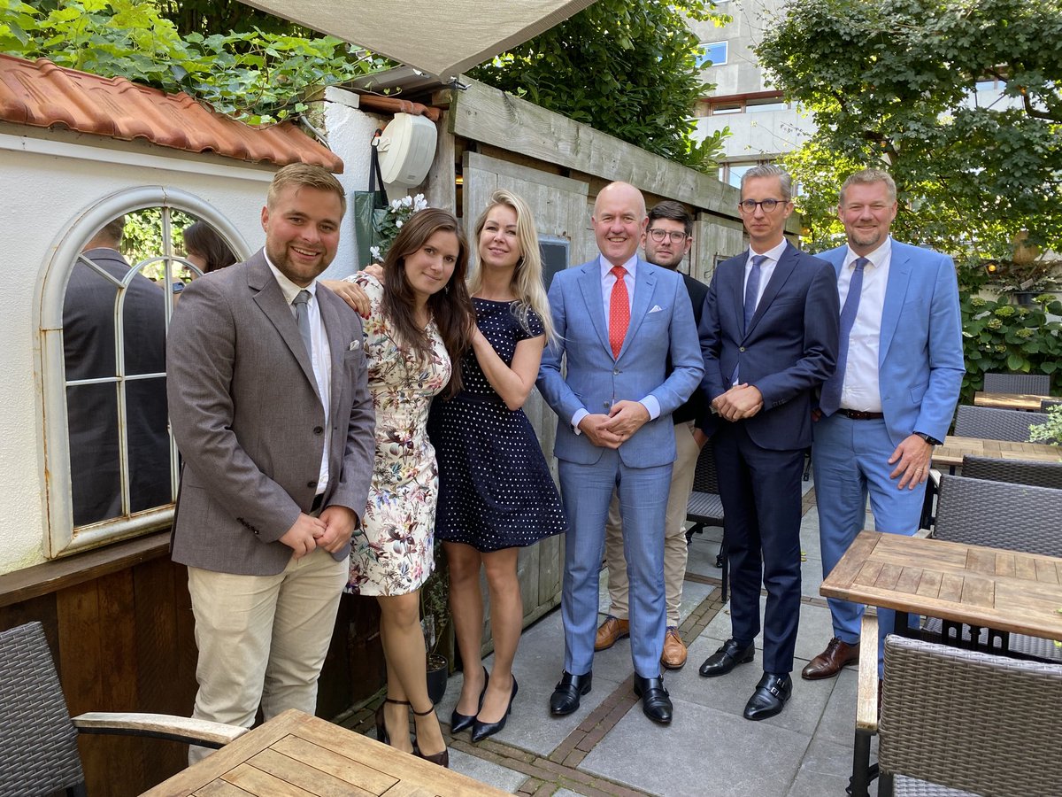 Mei ús Femke te lunsjen west yn De Haach. Praat oer lânbousaken en #Fryslân. ⁦<a href="/minlvvn/">Ministerie van LVVN</a>⁩ ⁦<a href="/provfryslan/">Provincie Fryslân</a>⁩ ⁦⁦<a href="/FemkeMarijeW/">Femke Marije</a>⁩