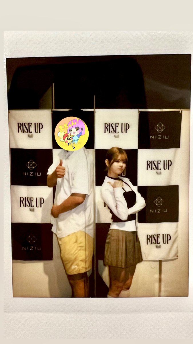 Nicole03machu's tweet photo. リクちゃんと2回目のツーショット🫶
今回はカッコいい(可愛い)リクちゃんでした🐿️💛

リクちゃんずーーーっとニコニコしててブース出てもニヤニヤが止まりませんでした😂

︎そして、グーポーズが噛み合わない2人でした。

リクちゃん今日は本当にありがとう🤝

一生大事にするね！！🫶

#RIKU #リク #리쿠
#RIKU_bubble
#NiziU_オフラインイベント
#NiziU_2shot