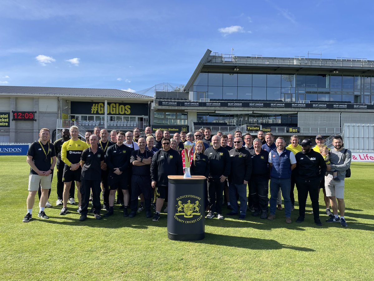 Gloscricket's tweet image. One club 💛🖤

So many people behind the scenes have worked tirelessly to support the club and the players on the way to Finals Day🏆

Thank you to all staff members for their hard work so far this season 👏