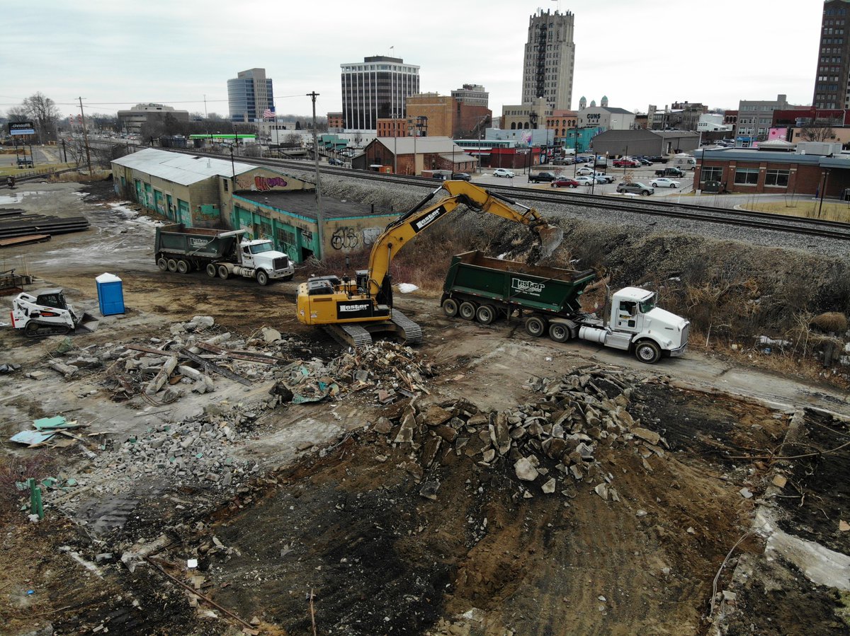 LesterBrothers's tweet image. Ever wonder what goes into a demolition project? From the planning stages to the final teardown, we make it happen! 🔨🏚️ #DemolitionExperts #BehindTheScenes #LesterBrothers