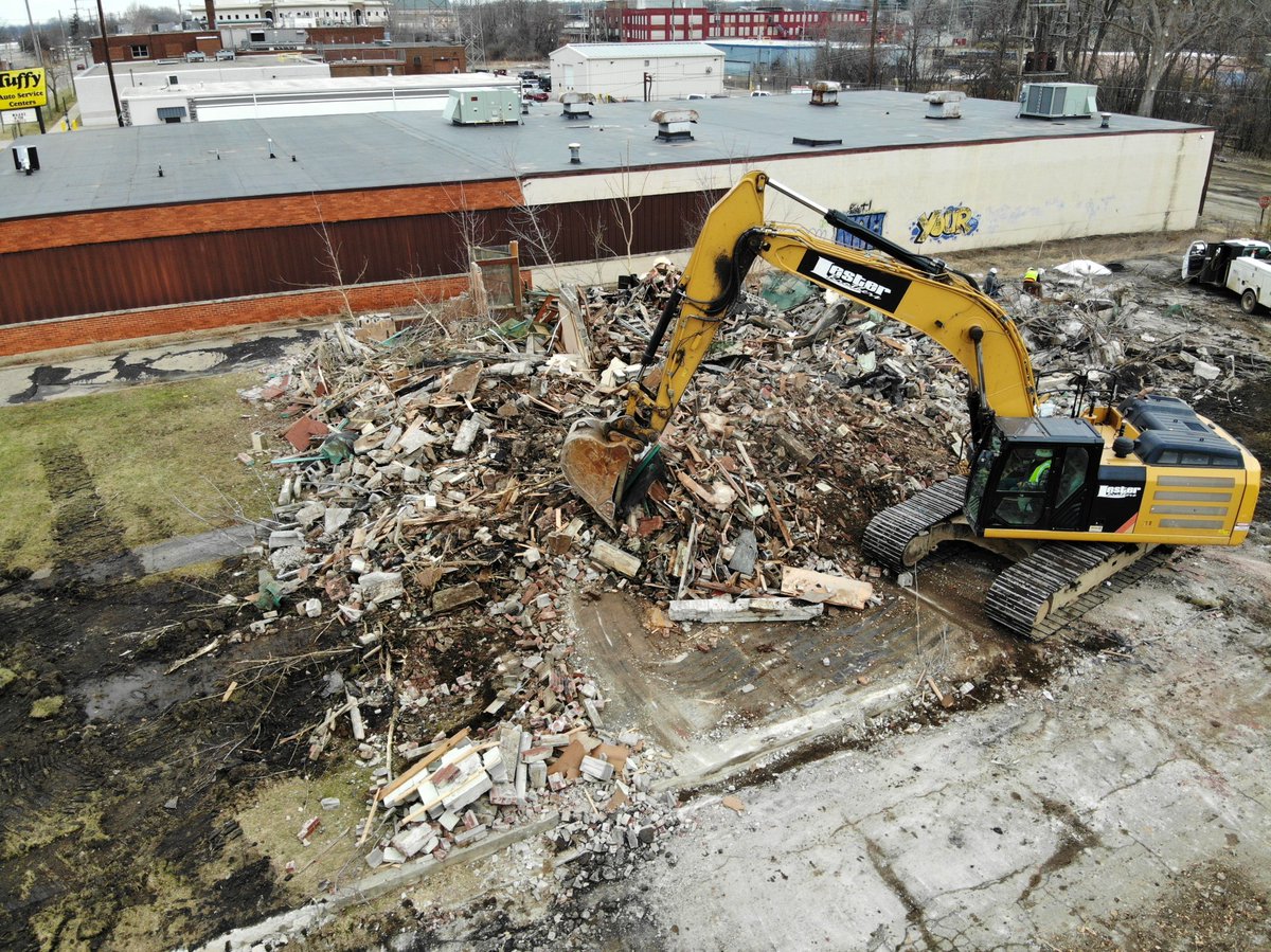 LesterBrothers's tweet image. Ever wonder what goes into a demolition project? From the planning stages to the final teardown, we make it happen! 🔨🏚️ #DemolitionExperts #BehindTheScenes #LesterBrothers