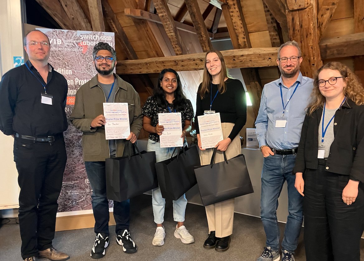 VIB_Switch_Lab's tweet image. 🏆The #ProAgg24 poster prize winners centre stage with the Switch PIs! Dev Thacker @RadfordLab , Tina Jacob @HHU_de and Celia Fricke @alexander_buell. First prize winner Celia also received a personal Nature+ subscription from @NatureSMB (thank you Katarzyna Ciazynska).