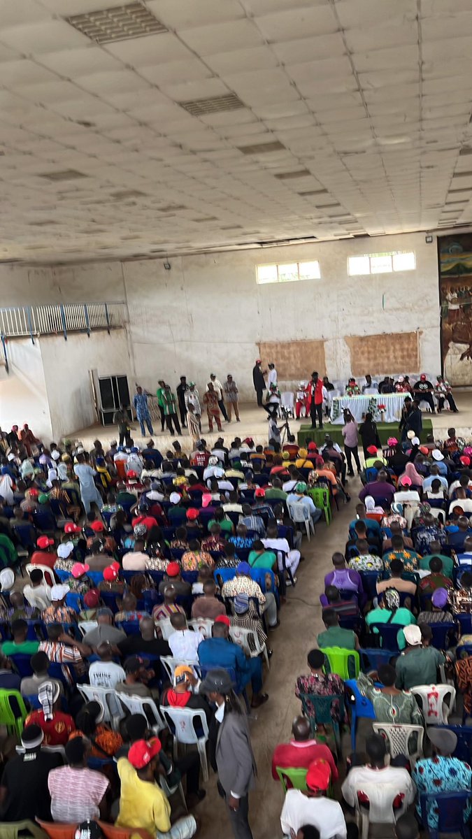 _FredrickO's tweet photo. The massive love by non-indigenes in Okada, Ovia North East Local Government as they receive PDP Governorship candidate Dr Asue Ighodalo and his wife Mrs ifeyinwa Ighodalo.
Vote For Asue Ighodalo for the prosperity of Edo State.
#VoteAsueIghodalo4Governor
#PathwayToProsperity https://t.co/lAUDg0xB5n