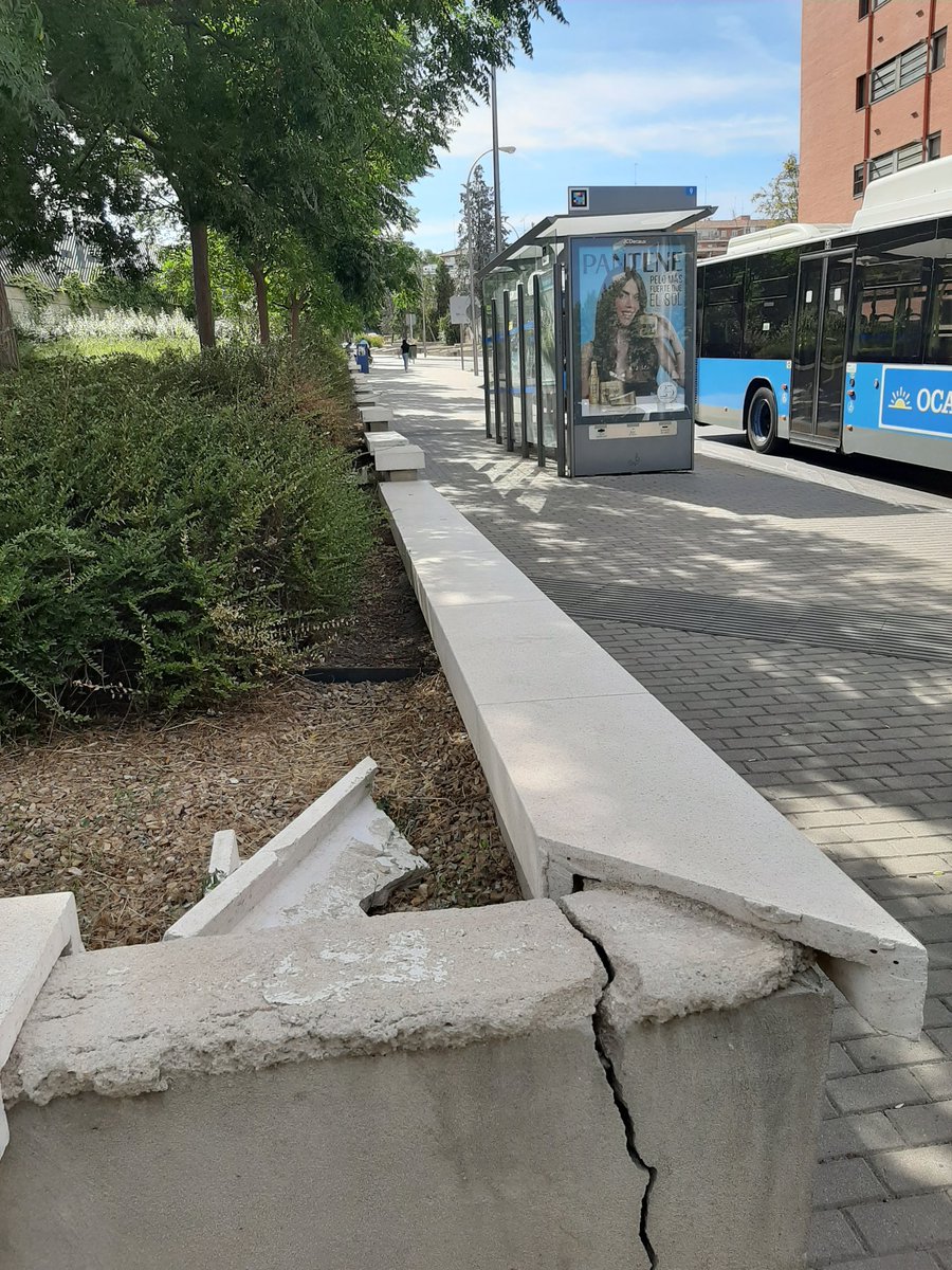 AVLaUnion's tweet photo. Solicitamos reposición valla/poyete para evitar caídas y/o accidentes.
C/Mar de las Antillas con c/Abizanda.
A la altura de la parada 2043 del bus 9 de la EMT #Hortaleza
@Lineamadrid #SYRLM
@JMDHortaleza @MADRID https://t.co/rWOCna7Bxk