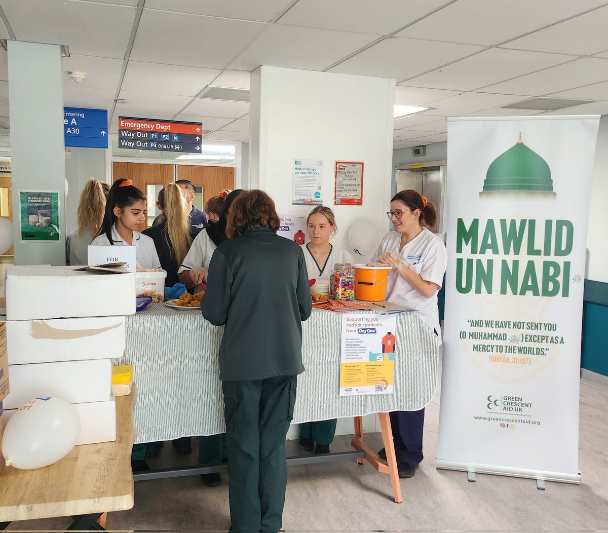 Amazing work by our physio and OT colleagues <a href="/AiredaleNHSFT/">Airedale Hospital</a> raising donations for <a href="/AiredaleCharity/">Airedale Hospital & Community Charity 🧡</a> cakes samosas and pakoras 🤌🏻🍰🤤