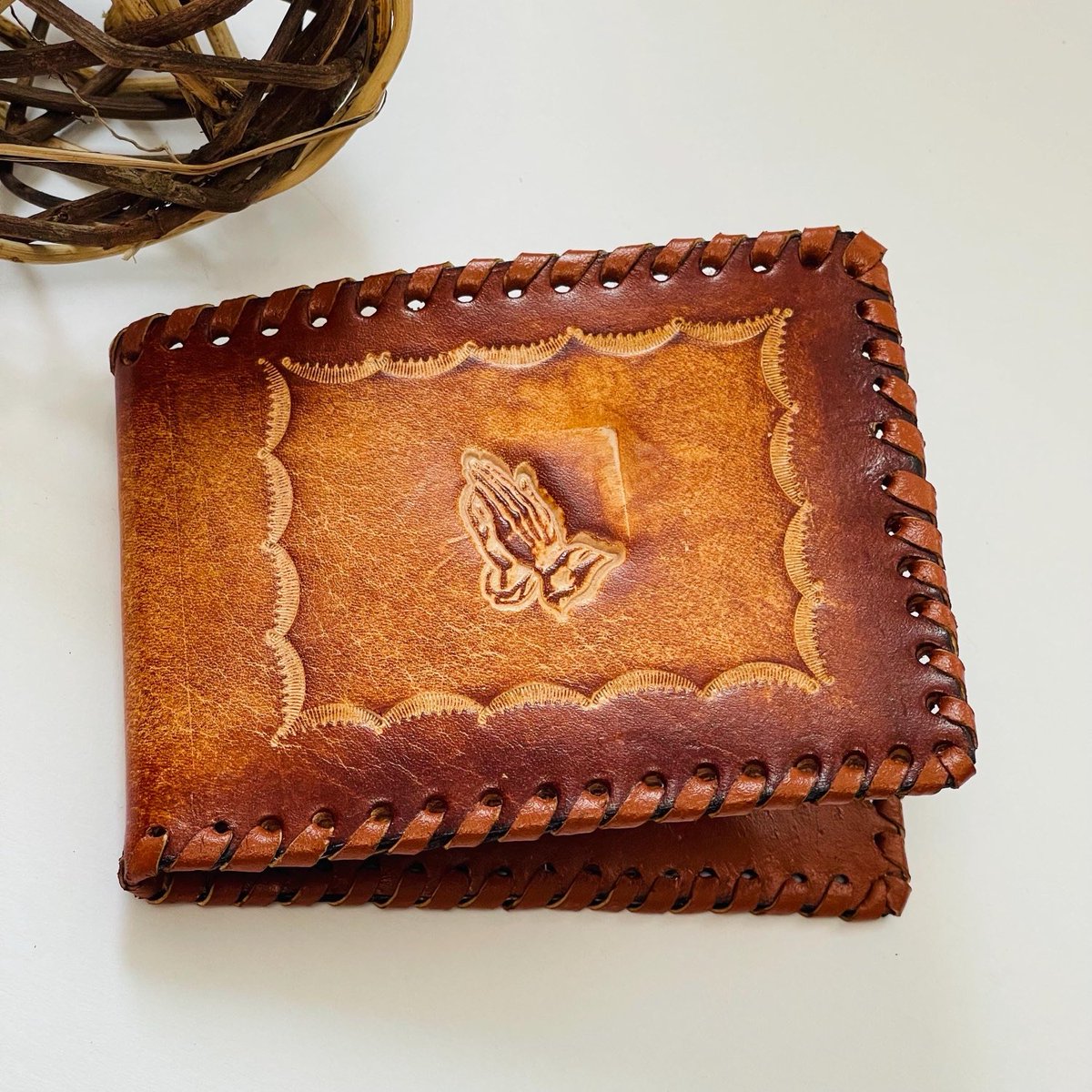 LeatherRoy's tweet photo. Full Grain Leather Wallet. 

https://t.co/Ap4RAkn36f

#giftformen #walletformen #leather #wallet #gifts #christmas #christmasgiftideas #giftideas #giftforhim #etsyseller #tooled #prayinghands #giftforhusband #leathergift #giftmen #secretsanta #vintage #western https://t.co/P8iNUlwNPn