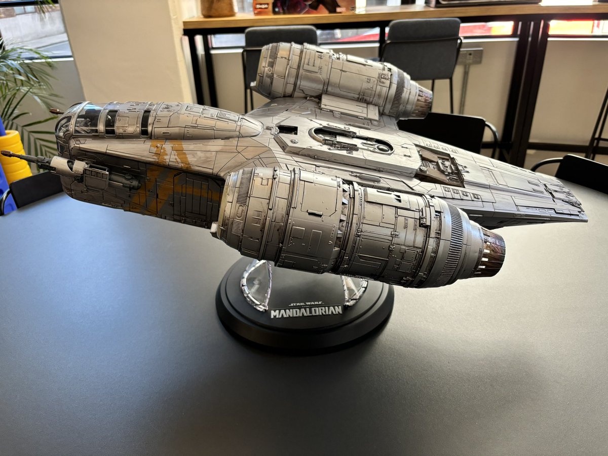 futureotforce's tweet image. We had a blast at the #HasbroPulseCon2024 live media event in London on Saturday. 

On display was Din Djarin’s Razor Crest from #TheMandalorian - a colossal work of pure art!