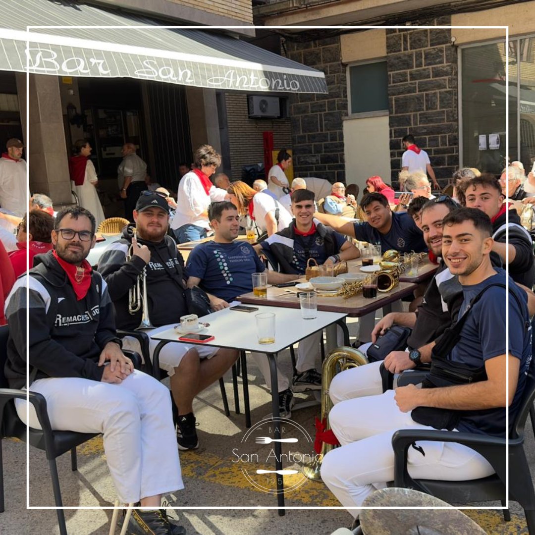 CAFEFELI's tweet photo. Desde el #BarSanAntonio queremos agradecer el trabajo de la Charanga Lialha por ambientar las calles de nuestro pueblo 🎶🎵🎼📢 durante las fiestas

¡Muchas gracias! https://t.co/qyfUL1hBiR