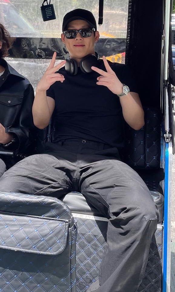 IWantMoreLife's tweet photo. The only man Iβd let sit next to me like this. Yes sir, take ALL the space you need.
#Jooheon #Joohoney #Joobebe https://t.co/xyWCWNBLqe