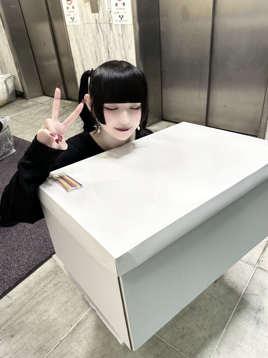 hime__staff's tweet photo. お久しぶりです。昨日は永眠日和vol.6ありがとうございました。

vol.2から一緒にやってきて5回目の生誕祭。
毎年マネージャーやっててよかったなと思わせてくれてありがとう。

ケーキおもっ！自分で持ってよ！とか言って持たせてごめんね✌🏻

#白雪姫乃おすそわけ https://t.co/7OrI4ErCNN