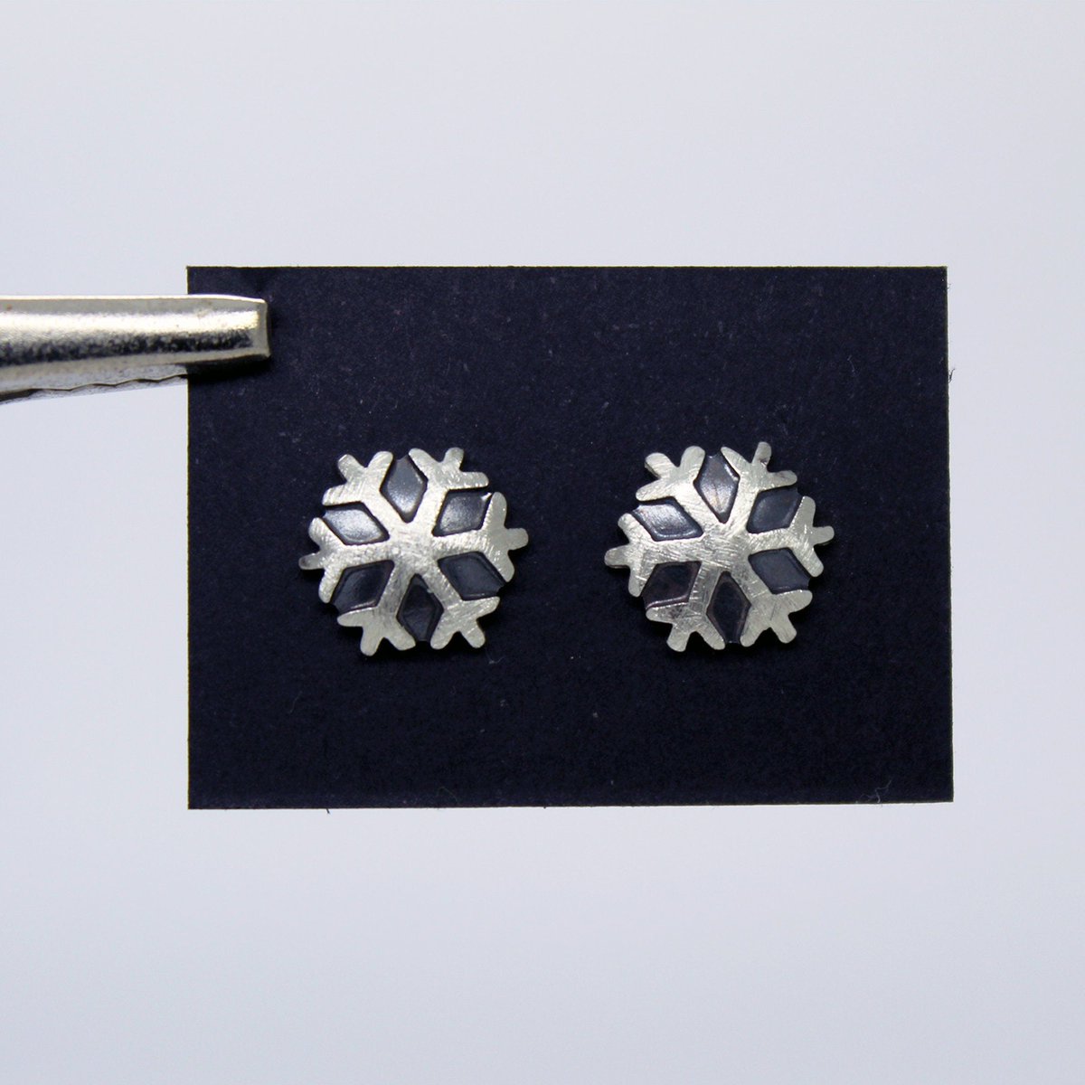 Plataica's tweet photo. ❄️ Añade un toque invernal a tu look con estos pendientes de copo de #nieve en #plata925! ❄️
👉 https://t.co/rXzCtHyzbL
#copos #snow #silversnow #joyeríaartesanal #hechoamano #envíogratis https://t.co/oLee3Th263