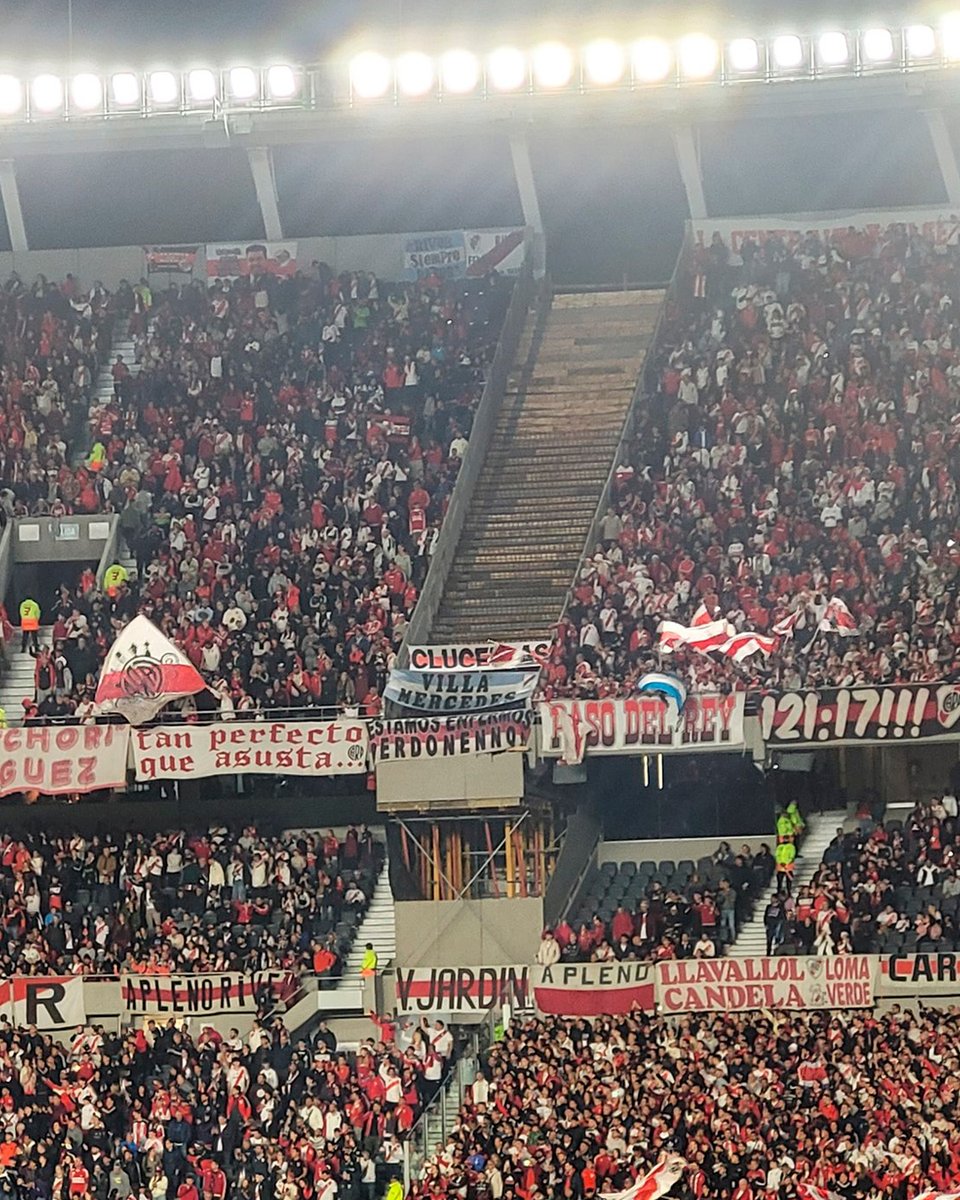 TyCSports's tweet image. ⚪🔴🏟️ River sigue trabajando en la renovación de su estadio y en los últimos días avanzó en nuevas obras que ampliarán la capacidad: se removieron las históricas cabinas de prensa en la Belgrano Alta para sumar 120 asientos y también se vieron avances en las uniones de las…