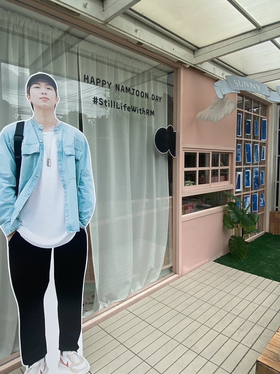 fern_thanaa's tweet photo. คาเฟ่วันเกิดนัมจุนงานน่ารักมากเลยค่า มู้ดดีสุดๆไปเล้ย คุ้กกี้น่ารักมากกก ขอบคุณที่จัดคาเฟ่น่ารักๆนะคะ🥰🐨💜 #StillLifeWithRM https://t.co/evDQ7OdAdo