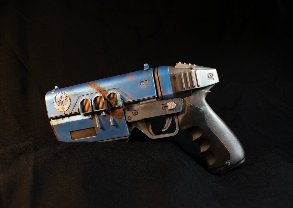 TDimensiones's tweet photo. Nos hace mucha ilusión enseñaros por fin las armas de Fallout que nos encargaron para el photocall de la Cometcon!!💚 https://t.co/F9rVOykO6P