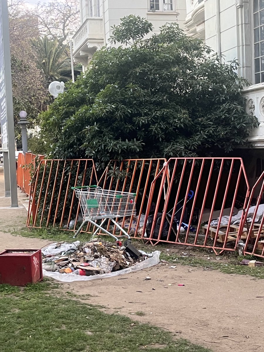 cotesen's tweet photo. ⁦@sitiodelsuceso⁩ ⁦@EFCMuniVina⁩ así luce hoy el Palacio Carrasco 😩 https://t.co/FwsHi0DzRs
