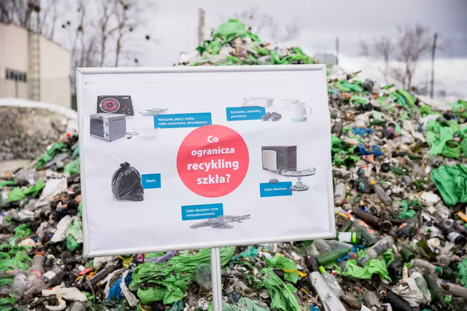 gdansk's tweet photo. Choć segregacja szkła wydaje się najmniej skomplikowana, bo w tej frakcji powinny znaleźć się wyłącznie butelki i słoiki 🫙, to nadal zbyt dużo tego surowca trafia w #Gdask do odpadów zmieszanych 🚮♻️ Sprawdźcie, dlaczego jest tak klasyfikacja odpadów👉🏻https://t.co/9iPj4d9FHM https://t.co/SLvLDvMbZe
