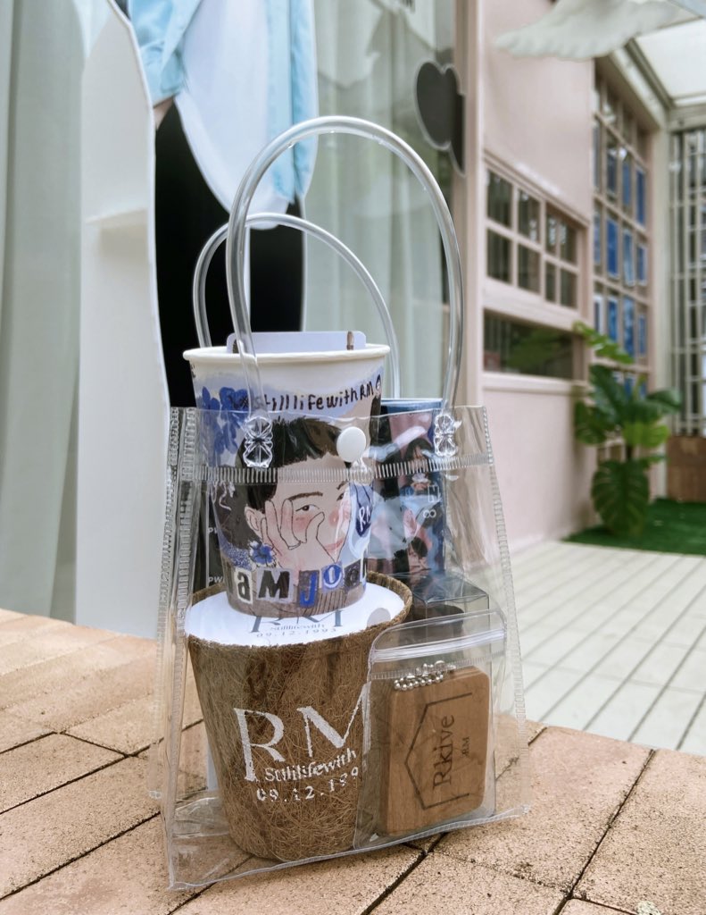 Kim_jinjung's tweet photo. ยังประทับใจอยู่ อยากไปอีก ไปแบบครบแก๊ง ขอบคุณทีมงานที่รังสรรค์งานได้นัมจุ๊นนัมจุนแบบนี้นะคะ เห็นว่าจัดงานแรก แต่ภาพรวมออกมาดีเลย ทั้งเซ็ตของที่ระลึก ของกิน สถานที่ หวังว่าพี่นัมจุนจะเป็น inspiration ให้เกิดงานน่ารักๆอีกในปีหน้านะคะ 🩵
#StillLifeWithRM🛋️✨
#HappyBirthdayRM https://t.co/hJvucL7Acd