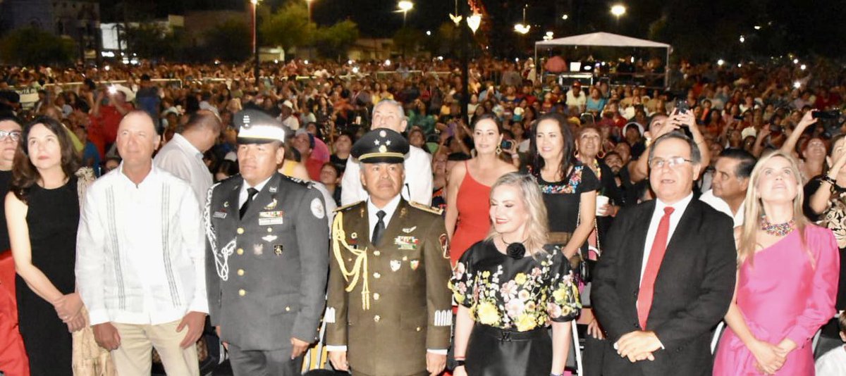 Gran evento conmemorativo al grito de independencia en <a href="/MpioPNegras/">Mpio Piedras Negras</a> que presenciamos junto a la Alcaldesa <a href="/normaltrevino/">Lic. Norma Treviño</a> <a href="/manolojim/">Manolo Jiménez Salinas</a>
