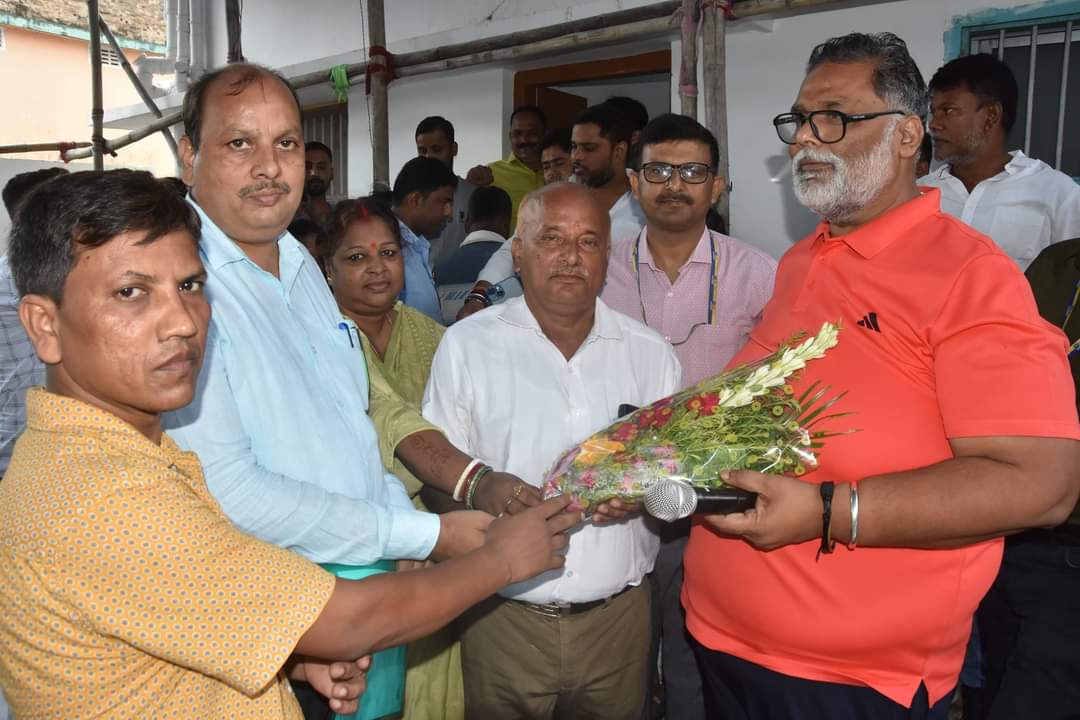 MPPappuYadav's tweet photo. आज अर्जुन भवन में आयोजित जनता दरबार के दौरान कई महत्वपूर्ण समस्याओं का समाधान किया। विभिन्न क्षेत्रों से आए लोगों की समस्याओं को ध्यानपूर्वक सुना गया और उनके निवारण के लिए आवश्यक निर्देश दिए गए। इस अवसर पर #LIC के पदाधिकारी भी मुझसे मिलने पहुंचे और विभिन्न मुद्दों पर चर्चा की। https://t.co/ZDP5ByvlLX
