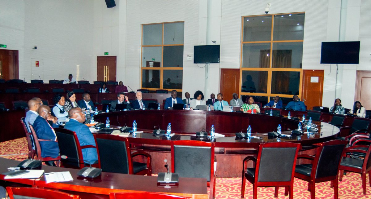 📊 La Ministra Delegada de la Tesorería, <a href="/ObonoAngue/">Milagrosa OBONO ANGUE</a> presidió el 13/09 la presentación del informe preliminar sobre finanzas  públicas, elaborado por el #FMI. Se identificaron áreas clave para reforma, incluyendo la gobernanza empresarial y la creación de un comité presupuestario