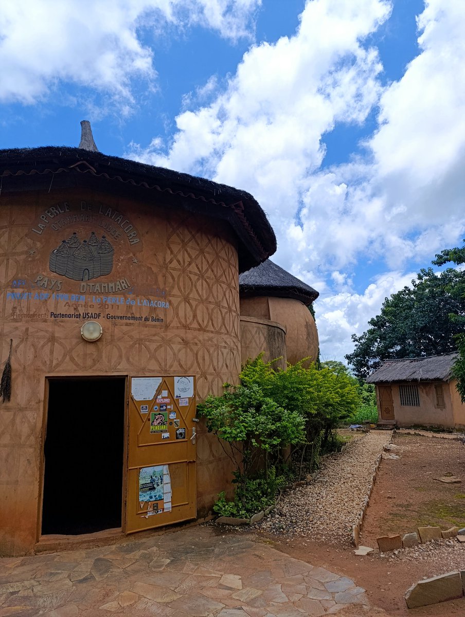 attindoglofreju's tweet photo. Nous sommes au cœur du pays Otammari, à la découverte des emblématiques Tatas Somba, véritables trésors d'architecture et de culture . @EmmanuelGanse
@ab_benin #BlogCamp2024 https://t.co/6hcgqlcXeO