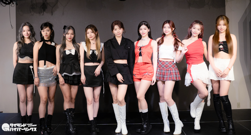 saorithaiwriter's tweet photo. #THAIEXPOTOKYO2024 数日後 #Gen1es のインタビューを行いました。プレデビュー曲 #LUCKYBELL はK-POP界の #MonoTree のファンヒョンさんが手がけています。新EPもカッコイイ!写真向かって一番左の #OuyangDidi さんは欧陽菲菲さんの姪っ子!
記事はコチラ➔https://t.co/Ir5lvtSaRx https://t.co/9IAk3Rga5t