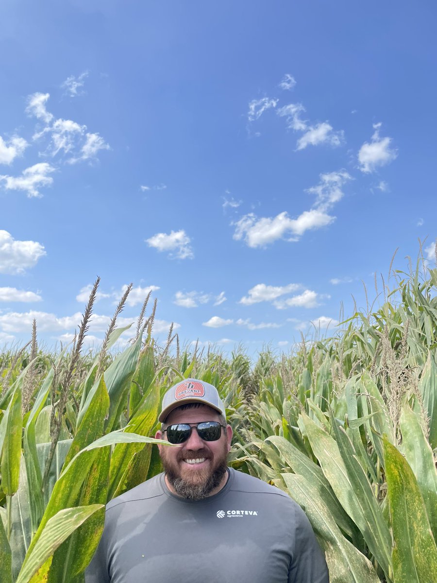 The next best thing since hybridization. <a href="/jakehastings51/">Jake Hastings</a> flexing in front of reduced stature corn plot. <a href="/BrevantseedsUS/">Brevant seeds U.S.</a>  #Dominantgene #consistent #brevantseeds #brevantinretail #winwithbrevant