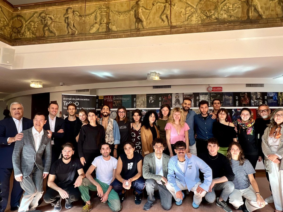 SimonVenturini's tweet photo. Il #Goldoni diventa una vera e propria "università del #teatro" per giovani talenti!

Primo giorno di scuola oggi per gli allievi dell'Accademia Teatrale Carlo Goldoni, che avranno a disposizione un palcoscenico d'eccezione per mettersi in gioco.

Ragazzi, prendetevi la scena! https://t.co/Ykj4aBITjT