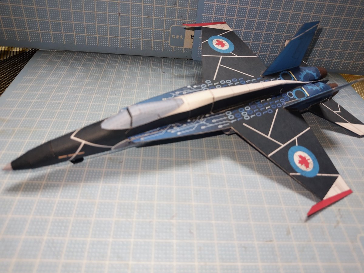 tukaretaossan's tweet photo. カナダ仕様のCF-188Aです。
Ojimakさんの試作モニターに参加しましたが、仕事が忙しくなり半月以上ほったらかしでしたm(__)m
レポートを送信したのと、改良公式版が公開されたのがほぼ同時でした💦
写真はもちろん試作品です、公開版は改良されてます(^_^)v
#ペーパークラフト #ojimak #スピカ写真館 https://t.co/RE8gTDTaeR