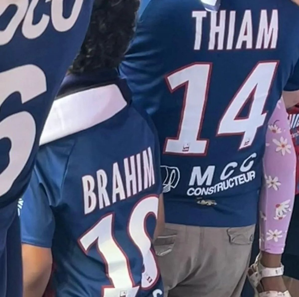 À toutes les personnes qui pourront m'aider à obtenir les coordonnées ou le nom du papa, supporter de <a href="/SMCaen/">Stade Malherbe Caen</a>  qui m'a fait l'honneur de donner mon prénom à son fils en souvenir de mon passage au club, je vous remercie d'avance pour votre aide 🔵🔴🙏