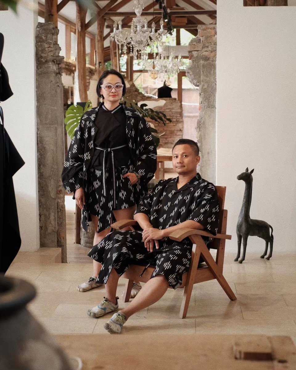 dinikopi13's tweet photo. Terus aku tanya kan, kok bisa pake baju yg sama setiap hari? apakah packingnya udah ada label misal "Baju Hari 1", "Baju Hari 2", dst kah? Soalnya mereka tuh mandi sama-sama pagi sebelum sarapan, jadi ga bisa saling "contek" pasangannya pake baju apa

Ternyata kata Mbak Dea, udah dipacking diurutkan per hari dan semua warna baju dipilihkan oleh Mas Ari 😆 Bahkan Mas Ari sendiri menghapal urutan baju yg akan dipakai jadi ga salah ambil

Aaakkk gemesss banget sama couple yg satu ini 🥰