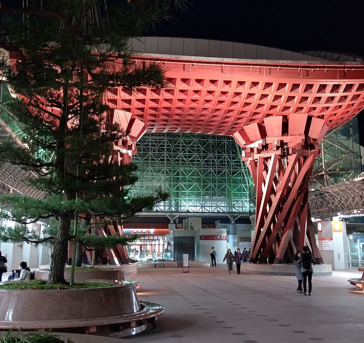 Teenof1's tweet photo. 2021年3月
北海道から新幹線を乗り継ぎ、金沢駅へ。
旅先の駅では、改札口で見知らぬ地名の行先表示を見るのが好きです。
初めて見る車両にも興奮😊サンダーバードって名前だけ聞いたことがあったけど、こんなお顔だったんですね。 https://t.co/fR5TlU7Gqd