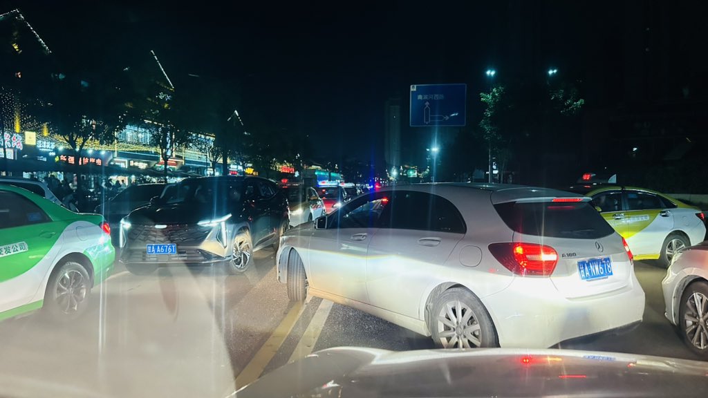 #兰州老街
多好看的表演啥 堵的一个家再回不去…