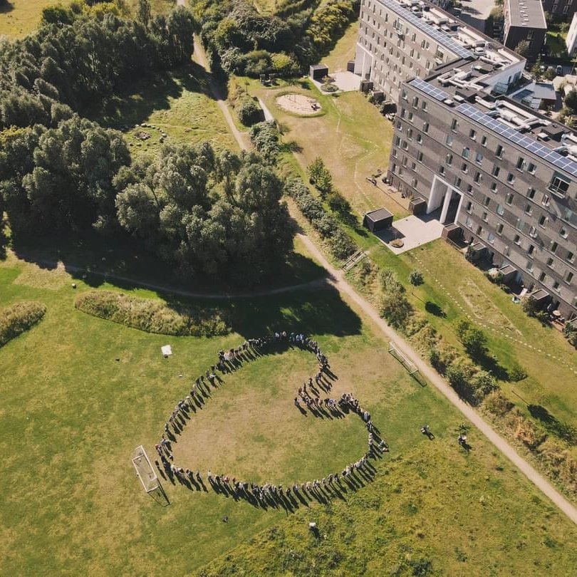 Metro M5 skal under jorden, så Margretheholms bankende, grønne hjerte kan blive ved at slå og give trivsel, luft og energi til børnefamilier, unge og ældre ❤️

<a href="/MetroenKBH/">Metroen</a> @koebenhavner #dkpol #margretheholm #bynatur #metrom5