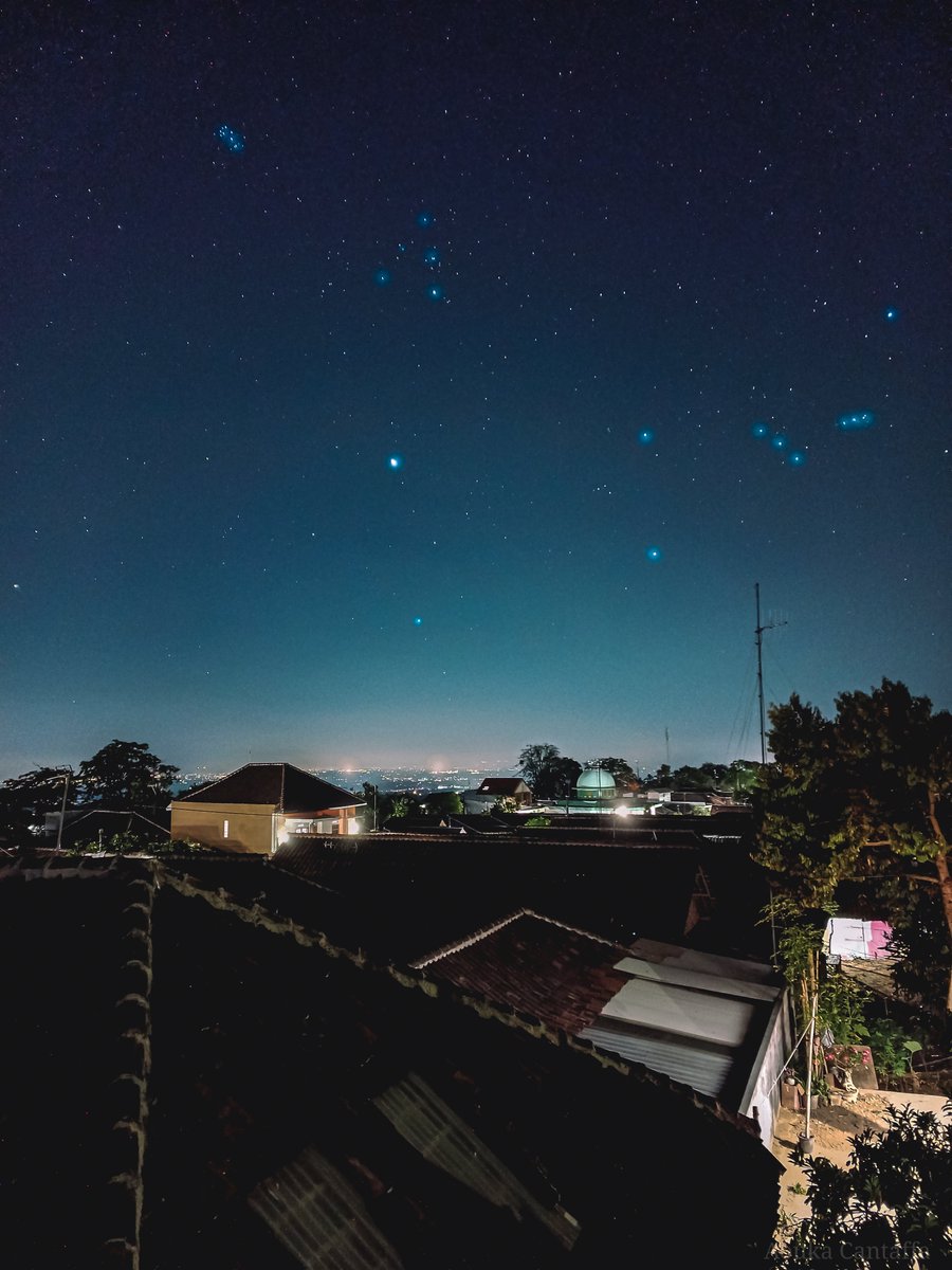 PwixD's tweet photo. a view from my neighbor rooftop 

#nighscapes #Astrophotography #orion #pleiedas #astrolandscape https://t.co/Kb56GdxiAR