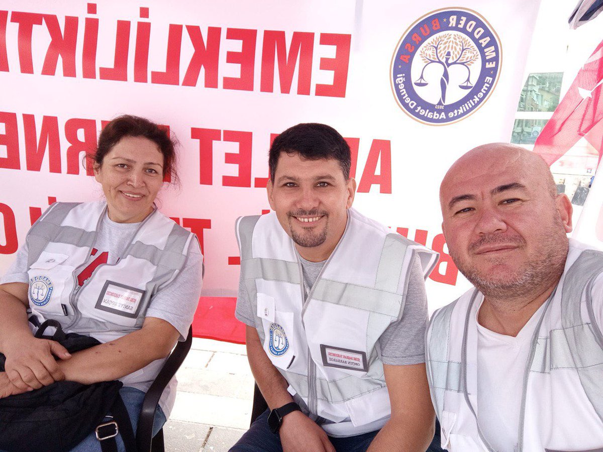 EmadDernegi's tweet photo. STAND ve BROŞÜR DAĞITIM ETKİNLİĞİ
BURSA

BURSA İli yöneticilerimiz Broşür dağıtım etkinliği düzenlemiş, üyelik ve tanıtım çalışması yapmışlardır.

Etkinliğimize gelen EYT yasası mağdurlarının ve tüm ziyaretçilerin ortak görüşü bu mağduriyeti bitirecek tek yolun KADEMELİ EMEKLİLİK yasası olacağıdır.

Emeği geçen arkadaşımiza ve  katılım gösteren tüm teşekkür ederiz.

@bursabuyuksehir 
@bursadabugun 
@RTErdogan 
@eczozgurozel 
@ekrem_imamoglu 
@_cevdetyilmaz 
@hby34 
@ihsanaktas 
@DasdemirHilmi 

#KademeVicdanMeselesidir