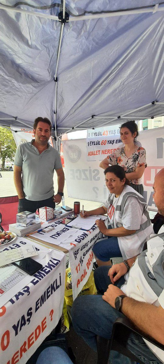 EmadDernegi's tweet photo. STAND ve BROŞÜR DAĞITIM ETKİNLİĞİ
BURSA

BURSA İli yöneticilerimiz Broşür dağıtım etkinliği düzenlemiş, üyelik ve tanıtım çalışması yapmışlardır.

Etkinliğimize gelen EYT yasası mağdurlarının ve tüm ziyaretçilerin ortak görüşü bu mağduriyeti bitirecek tek yolun KADEMELİ EMEKLİLİK yasası olacağıdır.

Emeği geçen arkadaşımiza ve  katılım gösteren tüm teşekkür ederiz.

@bursabuyuksehir 
@bursadabugun 
@RTErdogan 
@eczozgurozel 
@ekrem_imamoglu 
@_cevdetyilmaz 
@hby34 
@ihsanaktas 
@DasdemirHilmi 

#KademeVicdanMeselesidir